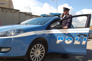 Polizia: l'auto della volante